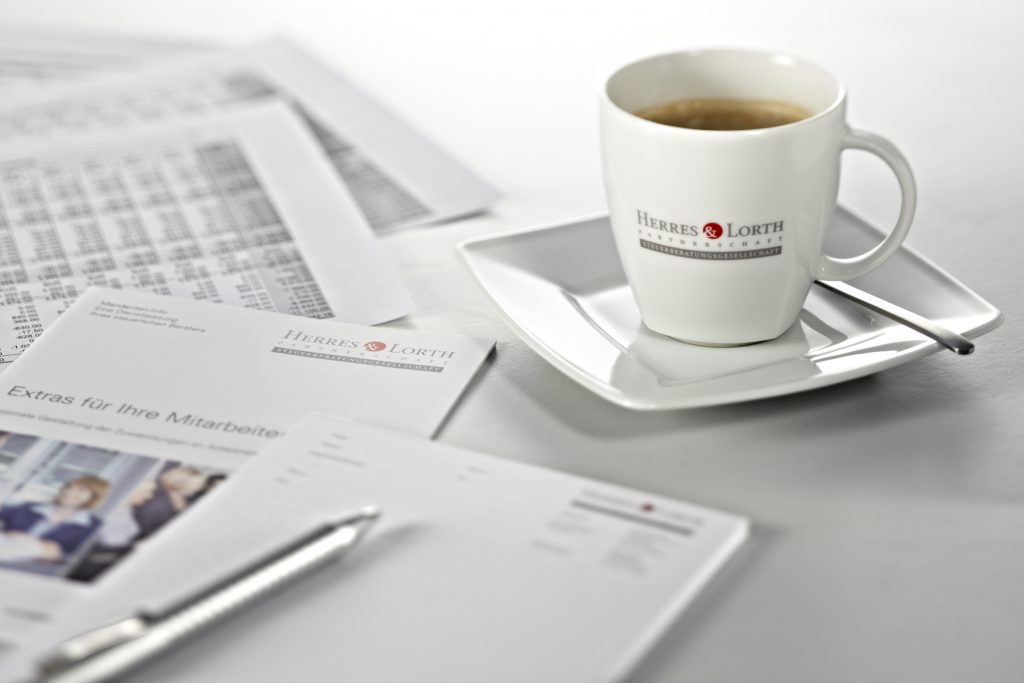 Foto: Herres & Lorth - Tasse und Unterlagen